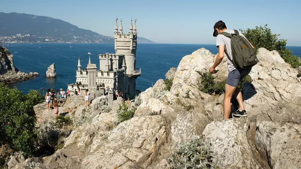 Отдыхающие у замка Ласточкино гнездо в Крыму