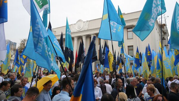 Участники акции в Киеве в поддержку избирательной реформы и против олигархов во власти. 6 сентября 2018