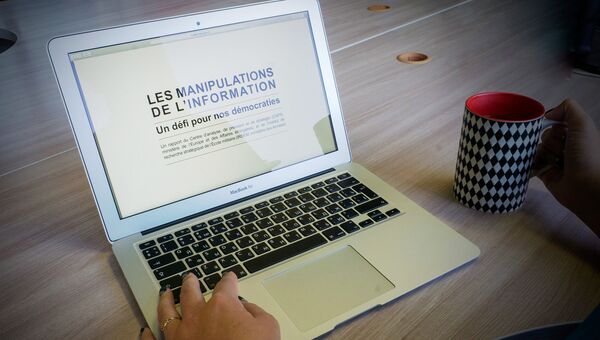 Девушка читает доклад, подготовленный Центром анализа, прогнозирования и стратегии (CAPS) при МИДе Франции и Институтом стратегических исследований (IRSEM) при Минобороны Франции