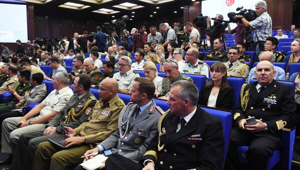 Участники во время брифинга для представителей военно-дипломатического корпуса иностранных государств, аккредитованных в России по учениям Восток-2018. 6 сентября 2018