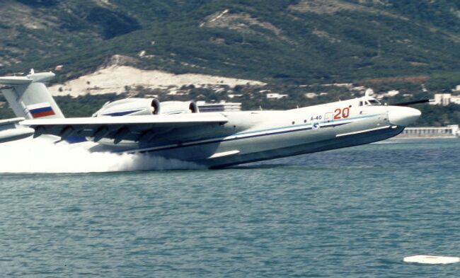 Взлет с воды самолета-амфибии А -40 (Альбатрос)