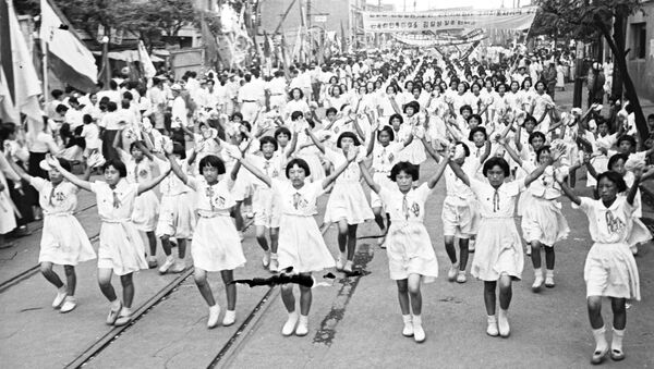 Корейские школьницы на демонстрации в День провозглашения Республики. 1948 год