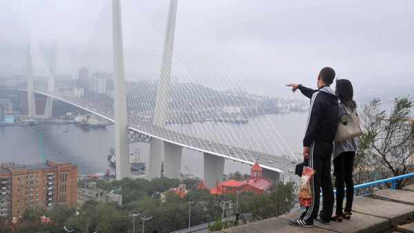 Туристы любуются мостом через бухту Золотой Рог во Владивостоке. Архивное фото