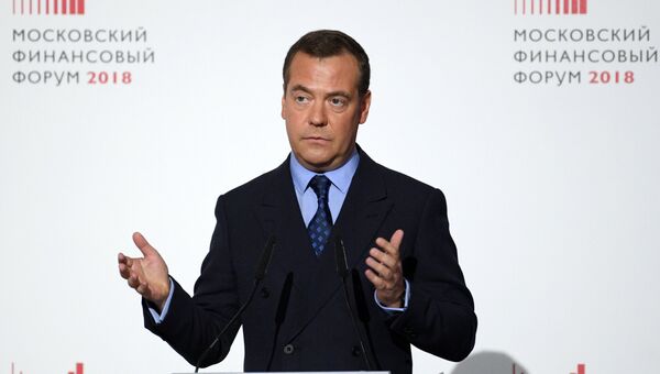 Дмитрий Медведев выступает на пленарной сессии От макроэкономической стабилизации к национальным проектам. 6 сентября 2018