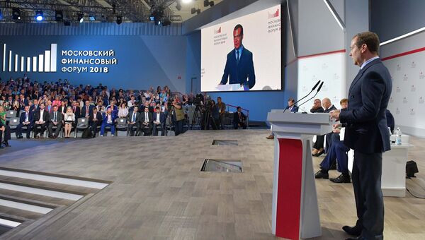 Дмитрий Медведев выступает на пленарной сессии От макроэкономической стабилизации к национальным проектам. 6 сентября 2018