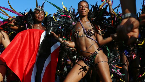 Участницы Карибского карнавала в Нью-Йорке