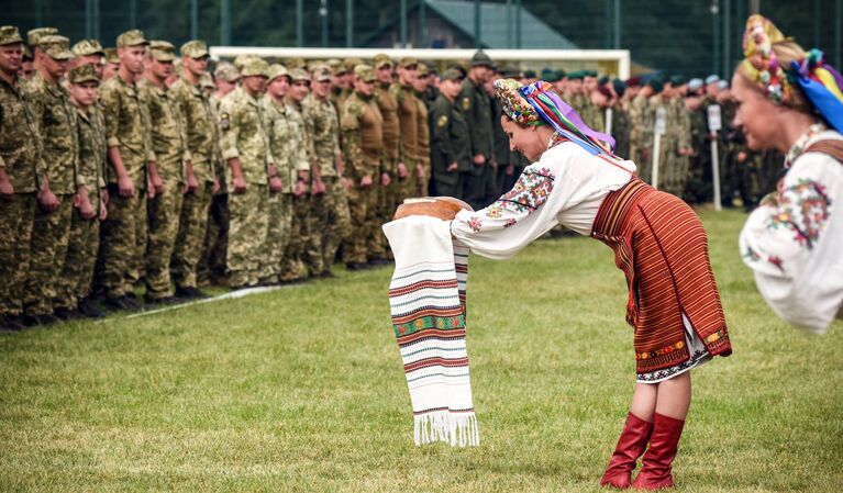 Женщины в национальных украинских костюмах встречают хлебом-солью военнослужащих НАТО в селе Старычи Львовской области