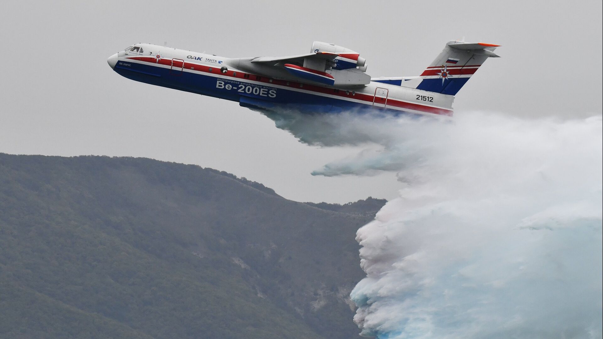 Самолет-амфибия МЧС РФ БЕ-200ЧС на международной выставке Гидроавиасалон в Геленджике. 6 сентября 2018 - РИА Новости, 1920, 01.10.2020