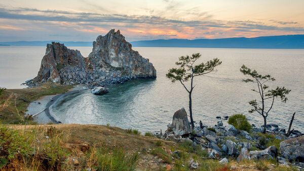 Скала Шаманка и мыс Бурхан на острове Ольхон. Байкал. Архивное фото