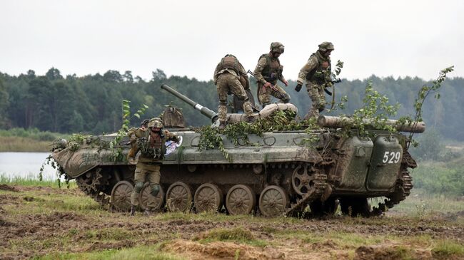 Военнослужащие вооруженных сил Украины во время учений. Архивное фото