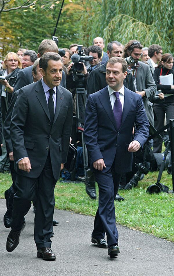 Президенты Франции и России Николя Саркози и Дмитрий Медведев во время встречи в Эвиане