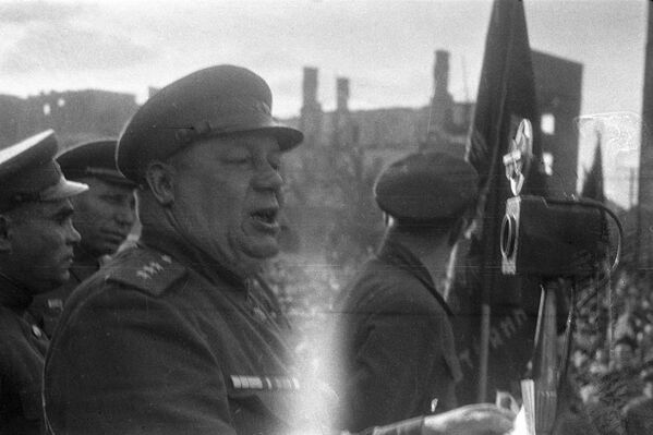 Командующий фронтом генерал-полковник Федор Толбухин выступает на митинге, посвященном освобождению Донбасса. Южный фронт Командующий фронтом генерал-полковник Федор Толбухин выступает на митинге, посвященном освобождению Донбасса. Южный фронт