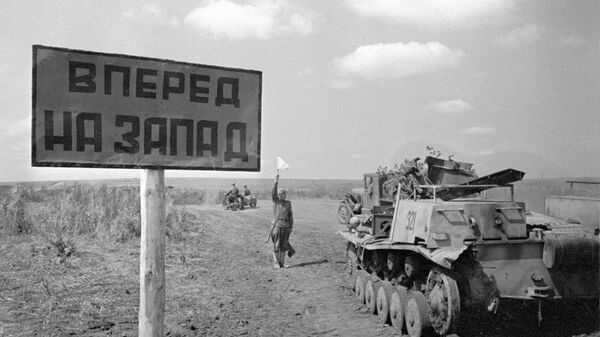 Щит с надписью Вперед на Запад на одной из фронтовых дорог Донецкой области на Украине