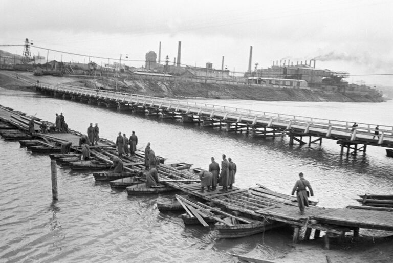 Советские саперы наводят мосты через Северский Донец. Донецкая область