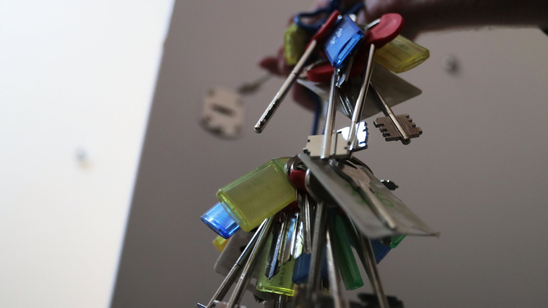 Ключи от квартир многоэтажного жилого дома, предназначенного для переселения участников программы реновации - РИА Новости, 1920, 27.11.2020