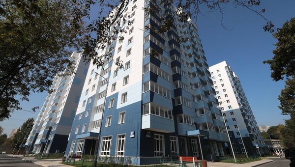 Многоэтажные жилые дома по улице Судостроительная, предназначенные для переселения участников программы реновации