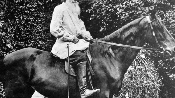 Лев Николаевич Толстой катается на лошади в Ясной Поляне