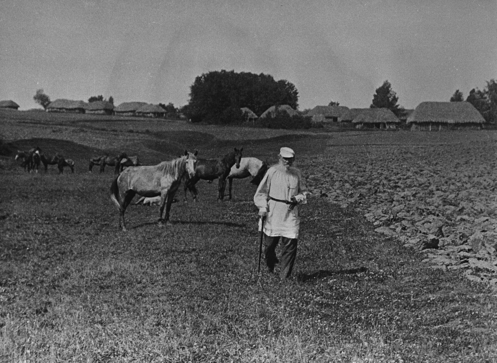 Русский писатель Лев Николаевич Толстой на прогулке. Ясная Поляна, 1908 год - РИА Новости, 1920, 04.09.2023