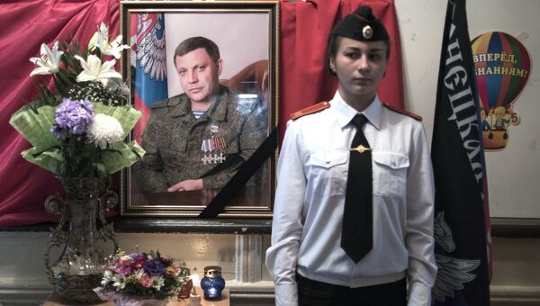Портрет погибшего в результате теракта главы ДНР Александра Захарченко в школе №4 - кадетский корпус - в Донецке