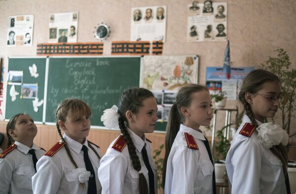 Кадеты перед уроком в школе №4 - кадетский корпус - в Донецке Кадеты перед уроком в школе №4 - кадетский корпус - в Донецке