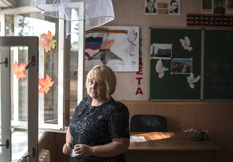 Алла Ивановна Оболенская - первая учительница погибшего в результате теракта главы ДНР Александра Захарченко, в первый день учебного года в школе №4 - кадетский корпус - в Донецке Алла Ивановна Оболенская - первая учительница погибшего в результате теракта главы ДНР Александра Захарченко, в первый день учебного года в школе №4 - кадетский корпус - в Донецке