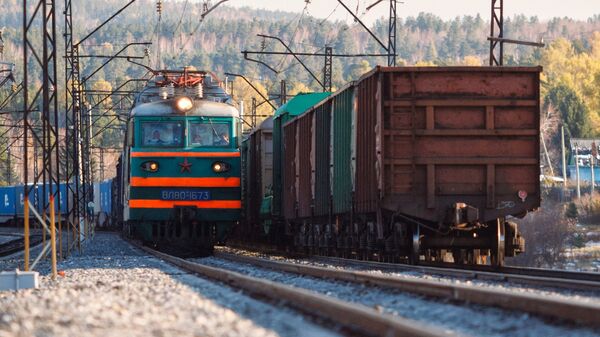 Локомотив едет по Восточно-Сибирской железной дороге. Архивное фото
