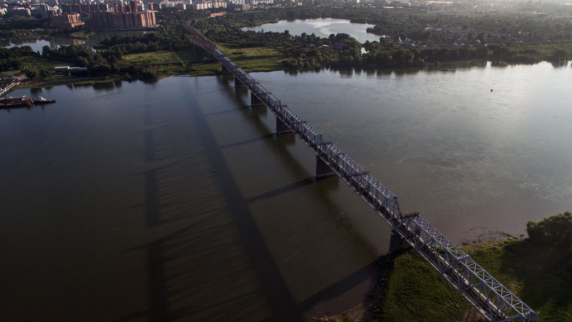Железнодорожный мост через реку Обь в Новосибирске, который является частью Транссибирской железнодорожной магистрали - РИА Новости, 1920, 21.09.2021