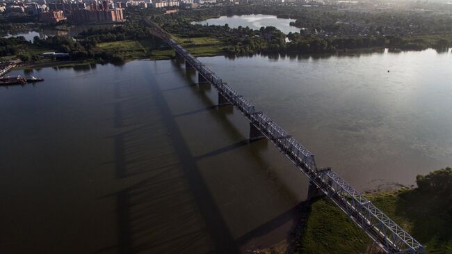 Железнодорожный мост через реку Обь в Новосибирске, который является частью Транссибирской железнодорожной магистрали