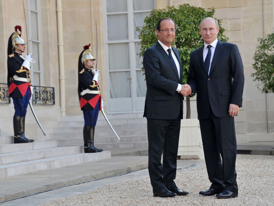 Президент России Владимир Путин и президент Франции Франсуа Олланд приветствуют друг друга во время встречи у Елисейского дворца в Париже, 1 июгя 2012 года.