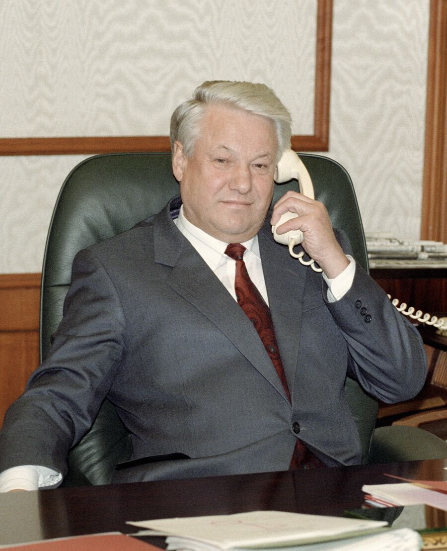 Президент России Борис Ельцин поздравляет по телефону Билла Клинтона с его победой в президентских выборах США, 5 ноября 1992 года.