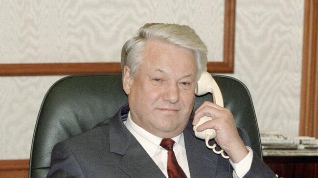 Президент РФ Борис Ельцин поздравляет по телефону Билла Клинтона с его победой в президентских выборах США. 5 ноября 1992