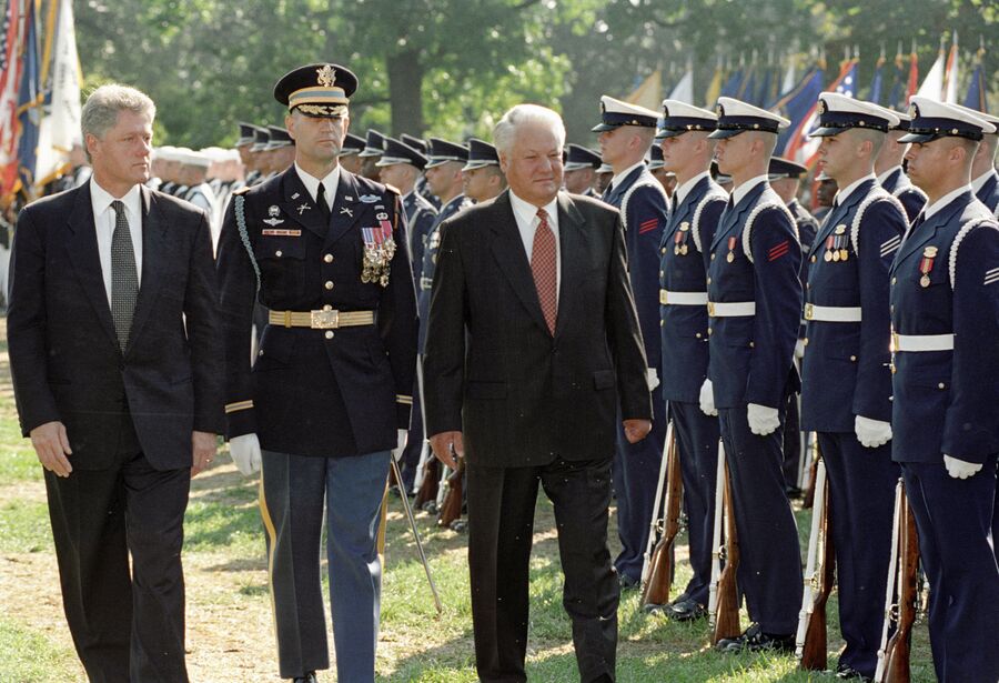 Президент США Билл Клинтон и президент России Борис Ельцин обходят строй почетного караула во время церемонии встречи в Белом доме. Вашингтон, США. 18 сентября 1994 