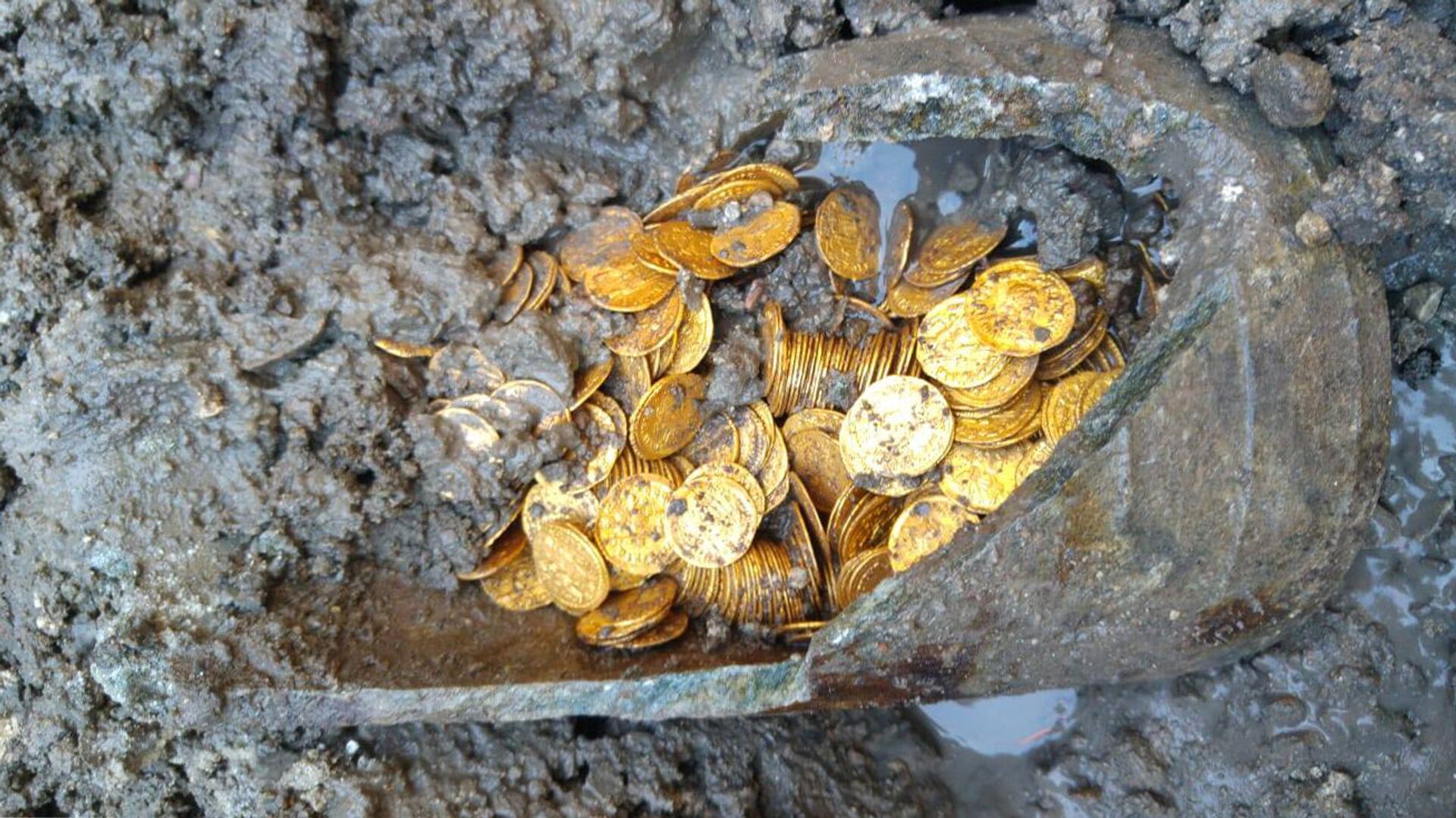 Амфора с кладом в несколько сотен золотых монет, обнаруженая археологами недалеко от итальянского озера Комо - РИА Новости, 1920, 02.11.2020