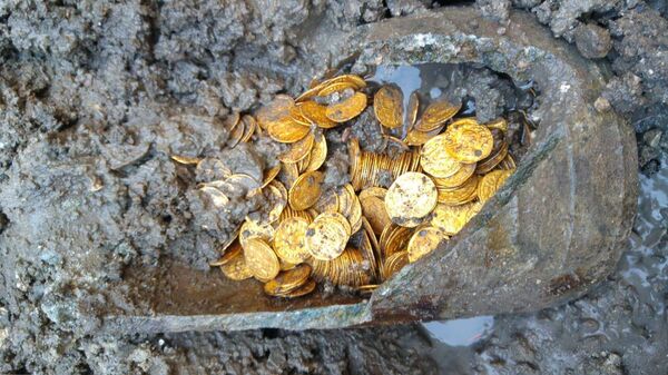 Амфора с кладом в несколько сотен золотых монет