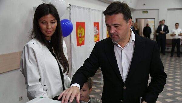 Кандидат на пост губернатора Московской области Андрей Воробьев на избирательном участке в Московской области в единый день голосования