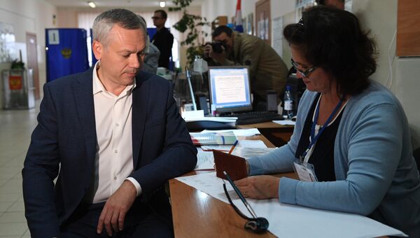Врио губернатора Новосибирской области Андрей Травников во время голосования на избирательном участке в Новосибирске