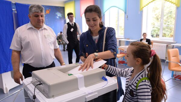 Избиратели в единый день голосования на избирательном участке в Москве