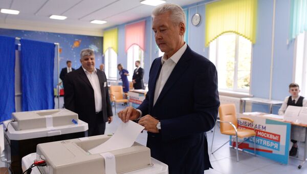Мэр Москвы Сергей Собянин в единый день голосования на избирательном участке в Москве