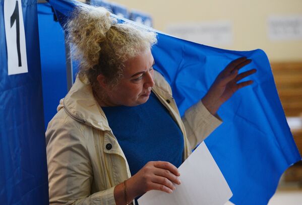 Избирательница в единый день голосования на избирательном участке в Екатеринбурге