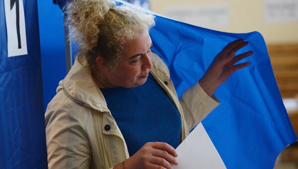 Избирательница в единый день голосования на избирательном участке в Екатеринбурге