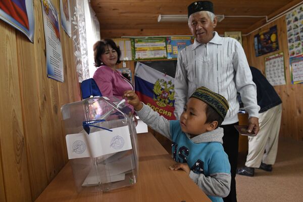 На избирательном участке во время досрочных голосований на выборах губернатора Тюменской области в деревне Вармахли Тобольского района Тюменской области