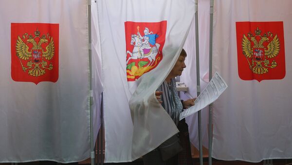Избиратели в единый день голосования на избирательном участке в Московской области