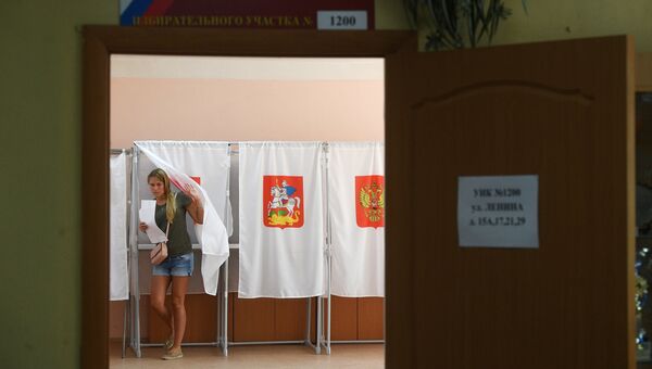 Избиратели в единый день голосования на избирательном участке в Московской области