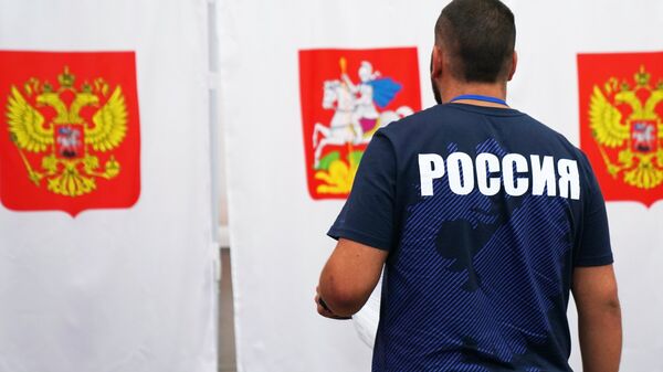 Избиратель в единый день голосования на избирательном участке в Московской области