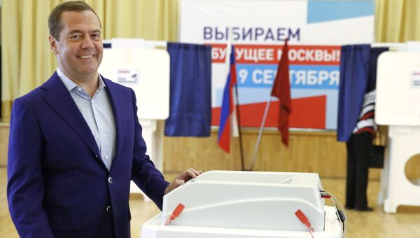 Председатель правительства РФ Дмитрий Медведев голосует в единый день голосования на избирательном участке № 2760 в Москве. 9 сентября 2018