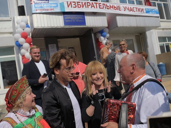 Певица Алла Пугачева и телеведущий Максим Галкин после голосования в единый день голосования на избирательном участке в Москве