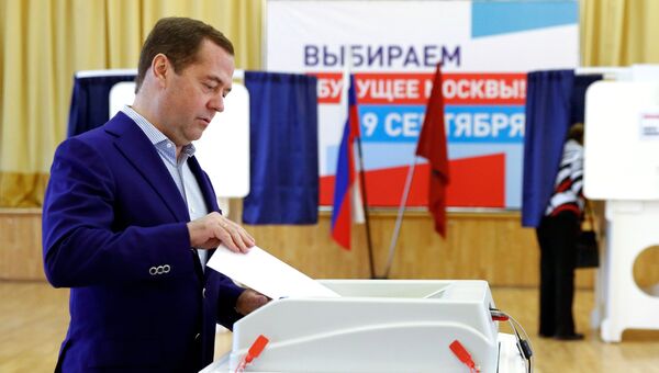Премьер-министр России Дмитрий Медведев в единый день голосования