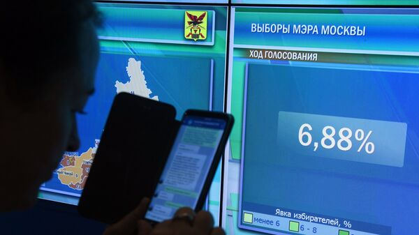 Предварительные результаты выборов мэра Москвы на инфоэкране в Информационном центре ЦИК России