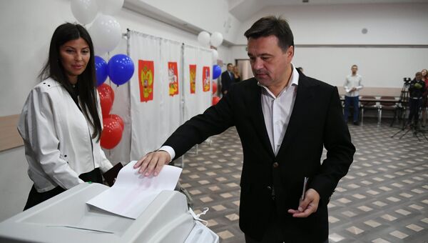 Кандидат на пост губернатора Московской области Андрей Воробьев на избирательном участке в Московской области в единый день голосования