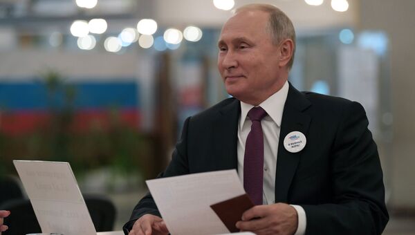 Владимир Путин на избирательном участке в здании Российской академии наук